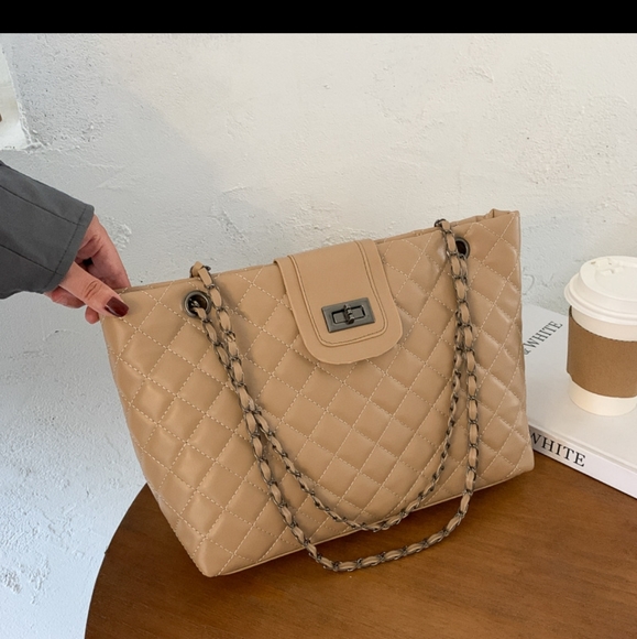 Trapezoid Quilted Handbag - Picture 3 of 5